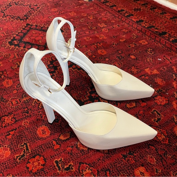 Givenchy G-Lock Platform Pumps in Ivory with Gold Hardware Size 39 US 9 - Picture 2 of 12